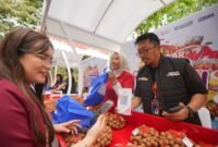 Kelompok petani kelengkeng dari Desa Sugihan, Tuban, Jawa Timur, yang diwakilkan oleh Wiyono, merupakan salah satu pelaku UMKM yang ikut serta dalam BRILiaN Independence Week 2024. (Dok. BRI)