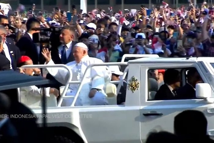 Paus Fransiskus, pemimpin tertinggi Gereja Katolik sekaligus kepala negara Vatikan berkeliling dengan mobil nasional Indonesia Maung. (Dok. Tim Media Prabowo)