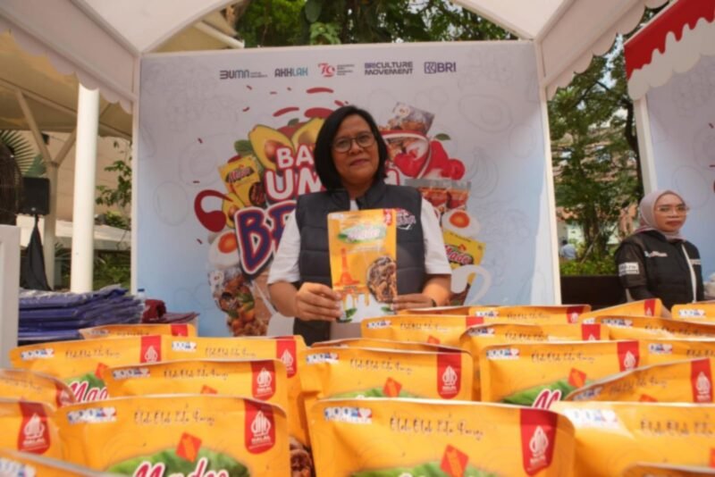 Ni Made Suryani atau yang dikenal sebagai Ketua Kelompok Pisang Sale Mades berhasil mengolah pisang menjadi ragam produk cemilan lokal yang menggerakkan perekonomian warga setempat. (Dok. BRI)