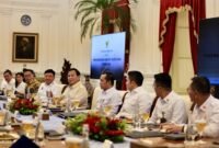 Presiden Prabowo Subianto menggelar rapat terbatas sekaligus makan siang bersama sejumlah jajaran Menteri Kabinet Merah Putih. (Facebook.com @Prabowo Subianto )