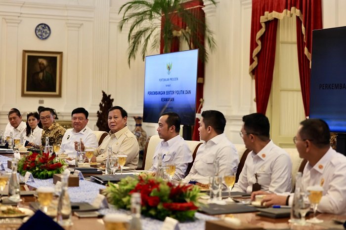 Presiden Prabowo Subianto menggelar rapat terbatas sekaligus makan siang bersama sejumlah jajaran Menteri Kabinet Merah Putih. (Facebook.com @Prabowo Subianto )