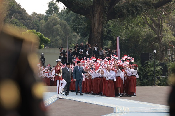 Presiden RI Prabowo Subianto dan PM Malaysia Anwar Ibrahim menyampaikan komitmen kerja sama dagang dan sikap atas Gaza di Istana Merdeka. (Dok. Tim Media Prabowo).

