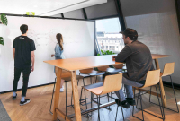 Generasi muda dihadapkan pada pilihan: mengejar gelar atau skill praktis. (Dok. Palantir.com)

