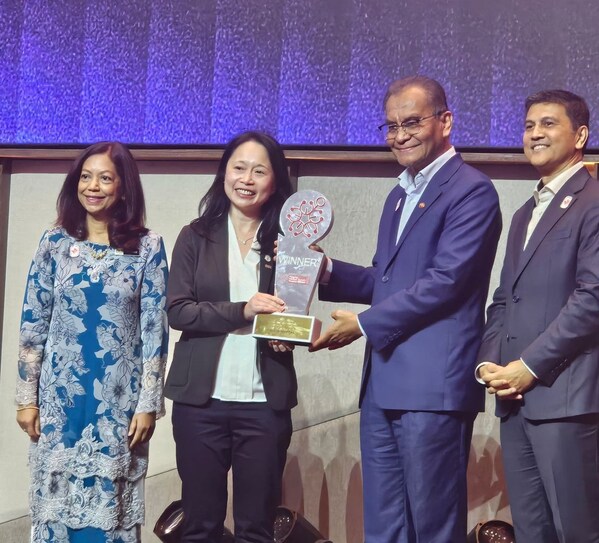 Dari kiri ke kanan: Yang Berbahagia Dato' Sri Suriani binti Dato' Ahmad, Sekretaris Jenderal Kementerian Kesehatan Malaysia; Lim Kooi Ling, CEO Island Hospital; Yang Berhormat Datuk Seri Dr Dzulkefly Ahmad, Menteri Kesehatan Malaysia; dan Suriaghandi Suppiah, CEO Malaysia Healthcare Travel Council.